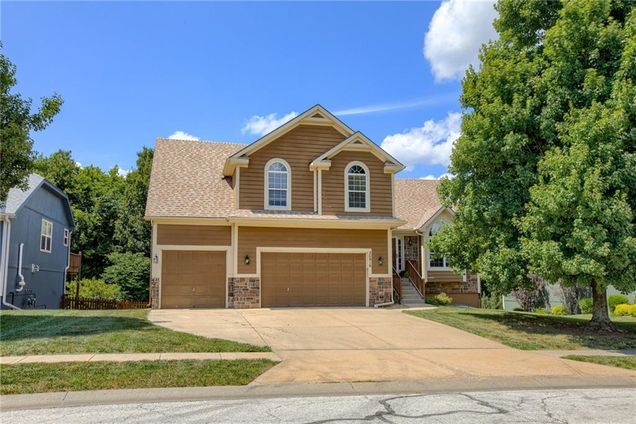20918 Larkspur Avenue Peculiar, MO House Active - Photo 1 of 39. Opens carousel modal