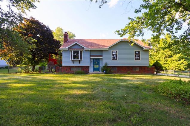 17980 W 191st Street Spring Hill, KS House Active - Photo 1 of 36. Opens carousel modal
