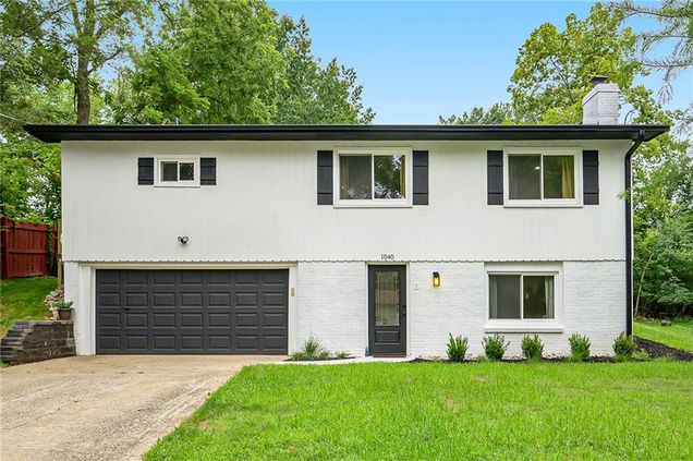 1040 South Shore Drive Lake Waukomis, MO House Active - Photo 1 of 23. Opens carousel modal