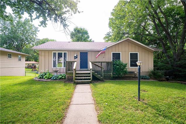 2806 Morningside Drive St Joseph, MO House Active - Photo 1 of 32. Opens carousel modal