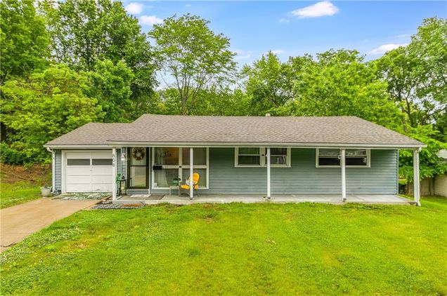 808 NE 62nd Street Gladstone, MO House Active - Photo 1 of 19. Opens carousel modal
