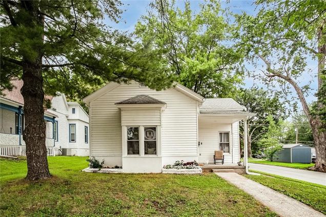 1924 Franklin Avenue Lexington, MO House Active - Photo 1 of 24. Opens carousel modal