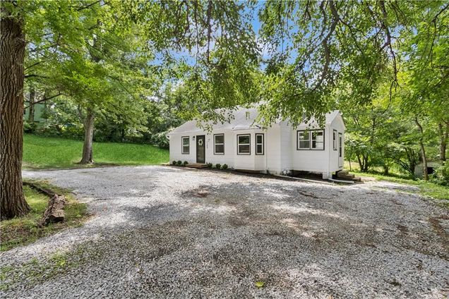 1106 S Osage Street Independence, MO House Active - Photo 1 of 19. Opens carousel modal