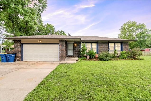 1009 Miss Belle Street Excelsior Springs, MO House Active - Photo 1 of 31. Opens carousel modal
