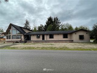 325 Harbor View Loop SE