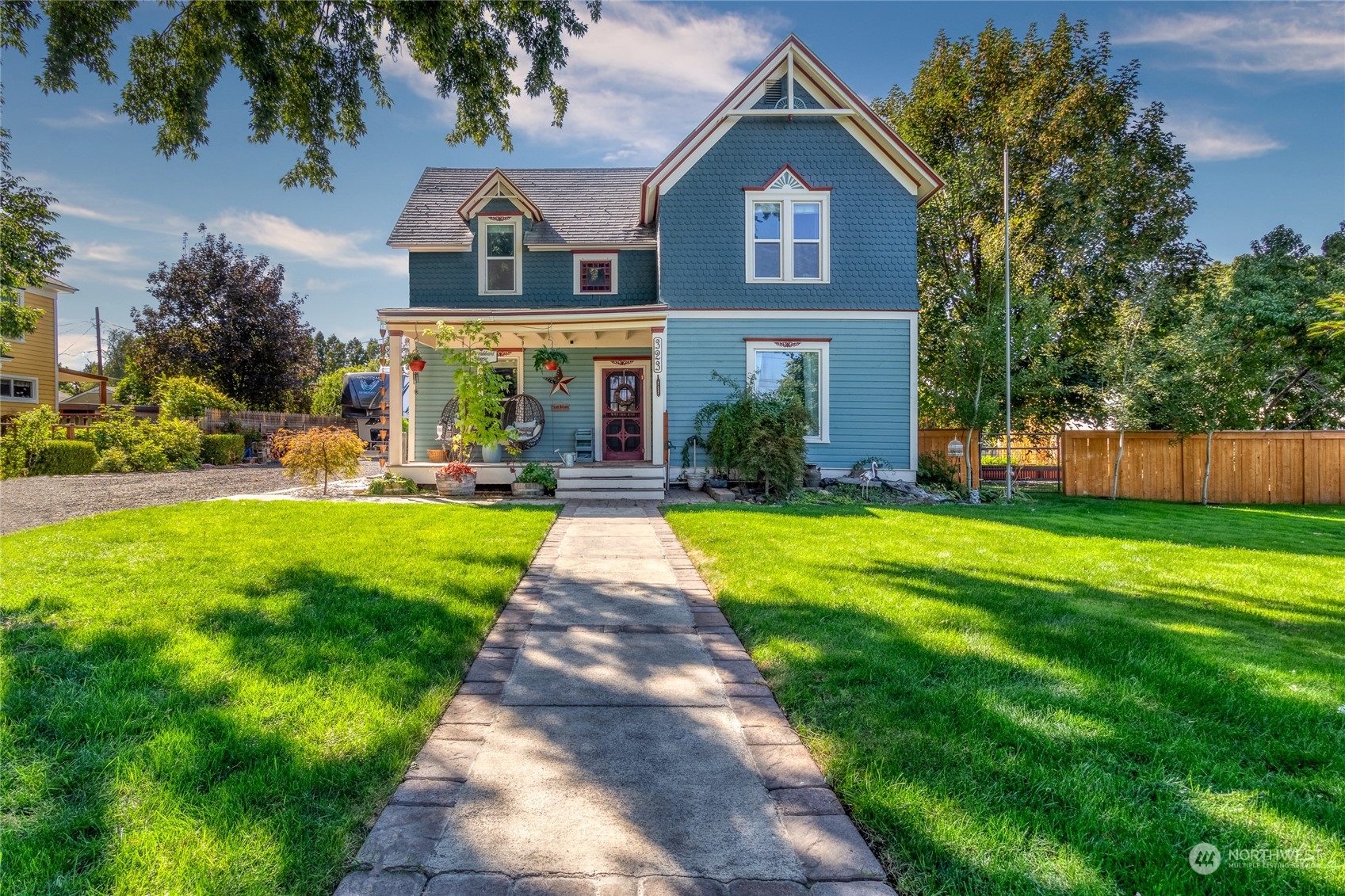 323 W 4th St  