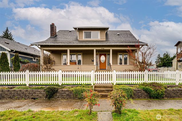 735 NW New York Avenue Chehalis, WA House Contingent - Photo 1 of 37. Opens carousel modal