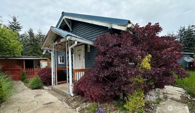 320 Queen Avenue