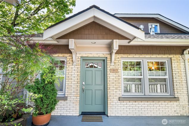 2225 Eastlake Avenue E Unit 102
