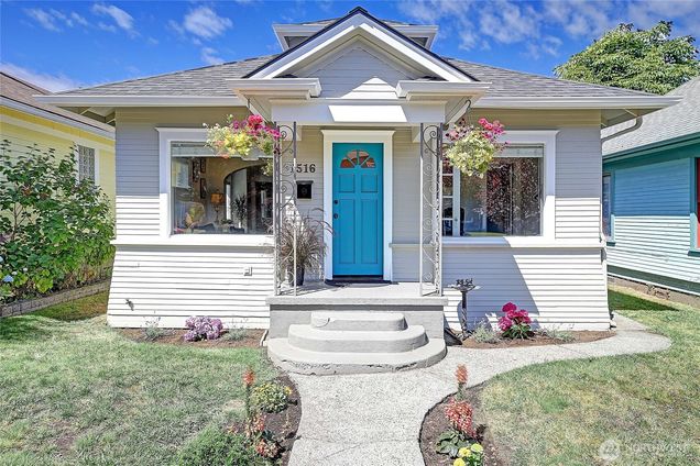 1516 Hoyt Avenue Everett, WA House Active - Photo 1 of 34. Opens carousel modal