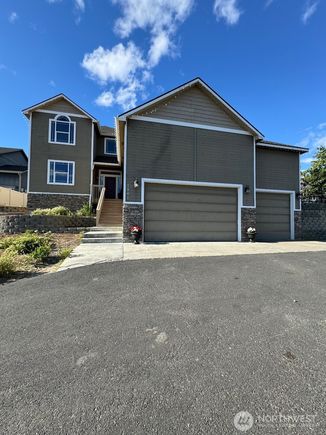 1801 S 76th Avenue Yakima, WA House Active - Photo 1 of 17. Opens carousel modal