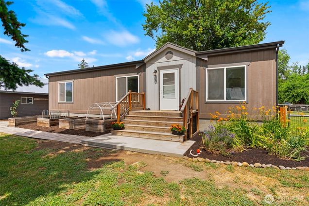 301 W 2nd Avenue Kittitas, WA House Active - Photo 1 of 31. Opens carousel modal