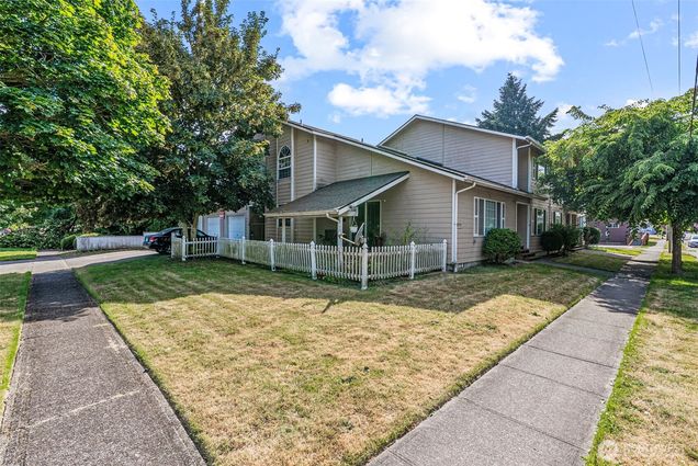 871 8th Avenue Longview, WA Multifamily Active - Photo 1 of 15. Opens carousel modal