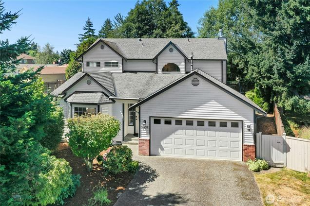 8409 NE 129th Place Kirkland, WA House Active - Photo 1 of 39. Opens carousel modal