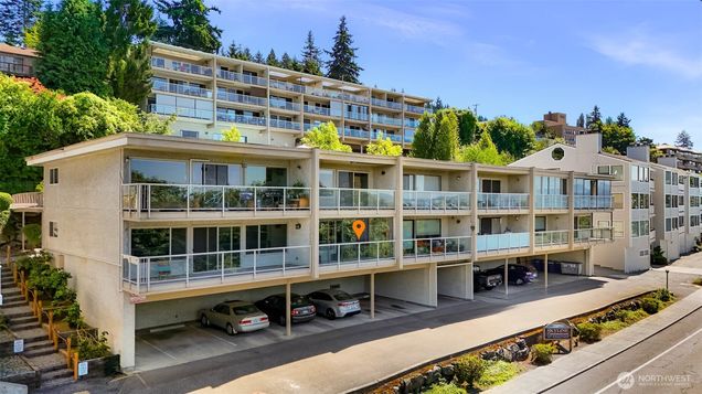 414 Boulevard Unit 105 Bellingham, WA Condo Active - Photo 1 of 33. Opens carousel modal