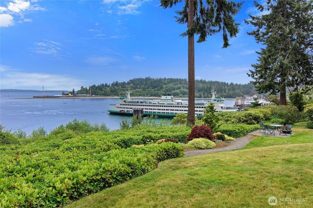 965 Winslow Way E Unit 104