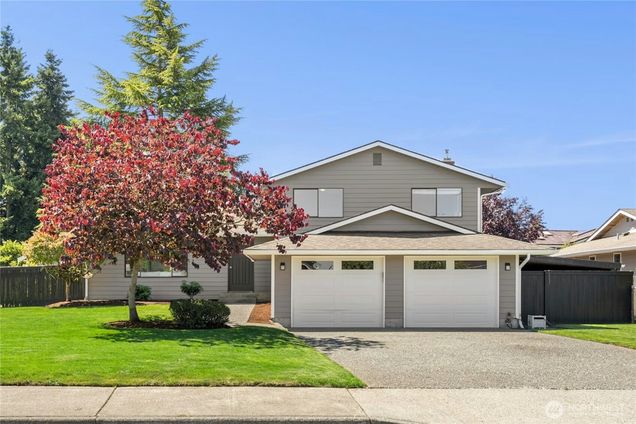 818 91st Place SE Everett, WA House Active - Photo 1 of 32. Opens carousel modal