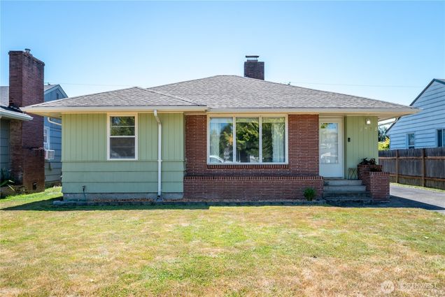 2775 Maryland Longview, WA House Active - Photo 1 of 32. Opens carousel modal