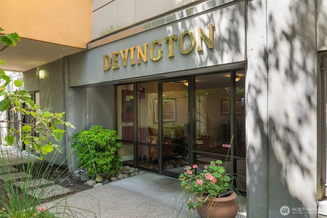 7600 SE 29th Street Unit 305 Mercer Island, WA Condo Active - Photo 1 of 23. Opens carousel modal