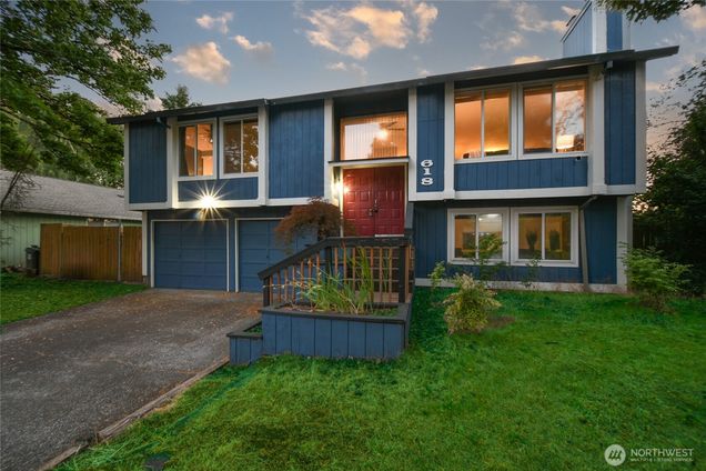 618 SE 141st Avenue Vancouver, WA House Active - Photo 1 of 39. Opens carousel modal