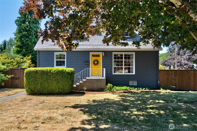 3025 Ellis Street Bellingham, WA House Active - Photo 1 of 40. Opens carousel modal