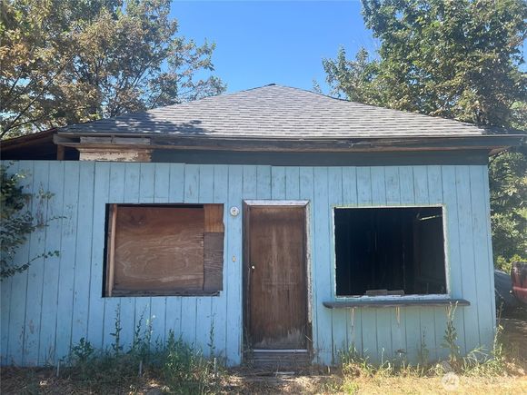 108 W Cherry Avenue