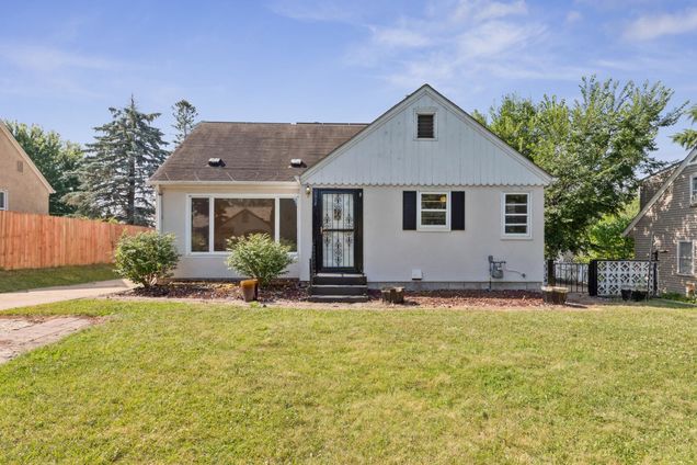 1212 Lealand Road E