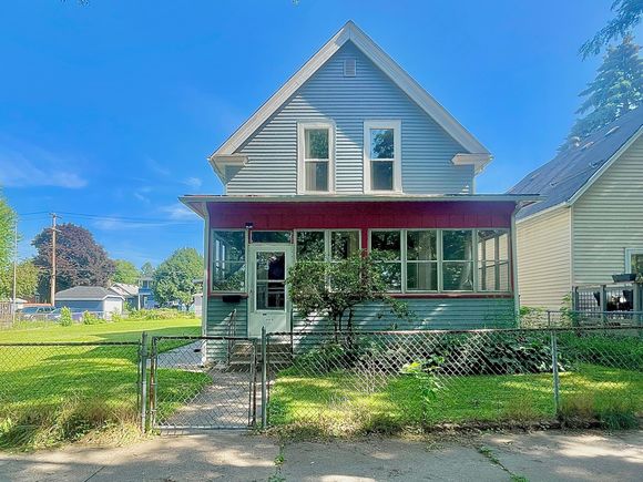 989 Conway Street Saint Paul, MN House Active - Photo 1 of 6. Opens carousel modal