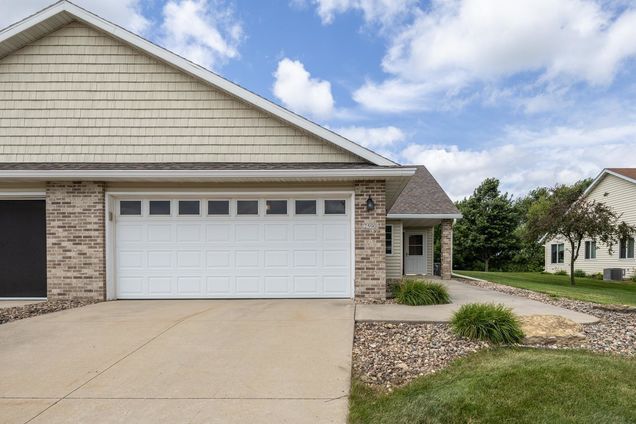 2590 Hawk Ridge Court SE