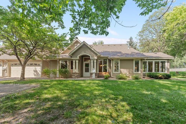 1112 Stratford Lane E