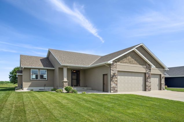 1381 Robert Creek Curve