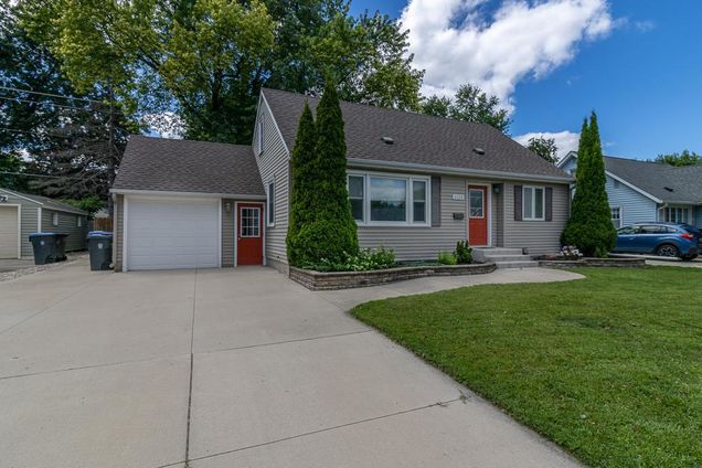 1120 Highland Avenue Mankato, MN House Active - Photo 1 of 37. Opens carousel modal
