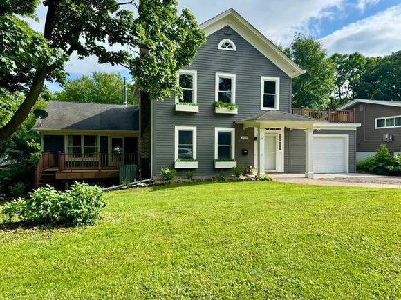 609 Willard Street W
