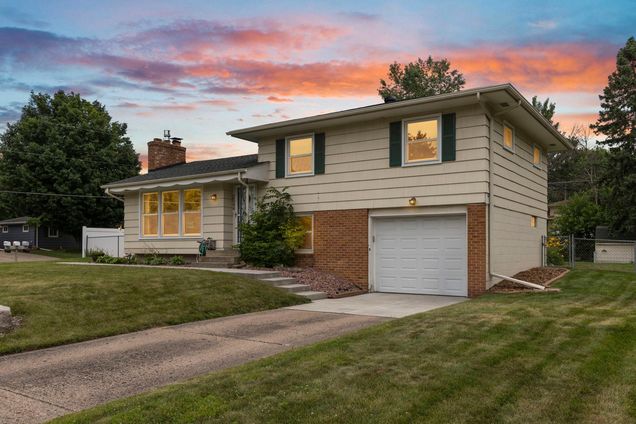 2044 Copper Lane Eagan, MN House Active - Photo 1 of 70. Opens carousel modal