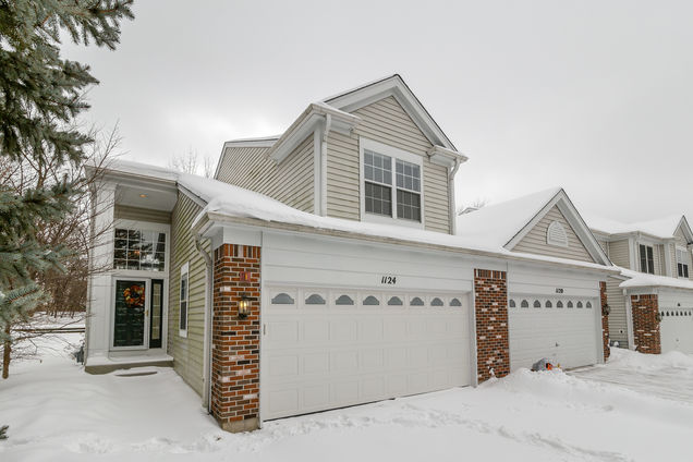 1124 Wickfield Court NAPERVILLE, IL Townhouse Sold - Photo 1 of 26. Opens carousel modal