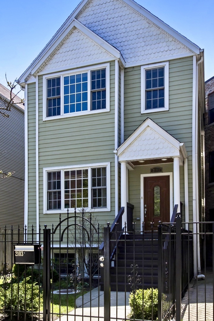 2103 W Montrose Ave  