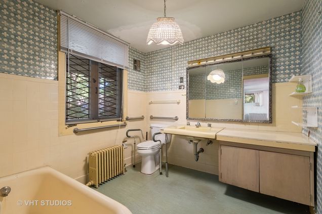 507 Lake Avenue Wilmette, IL House Sold - Photo 21 of 41. Opens carousel modal