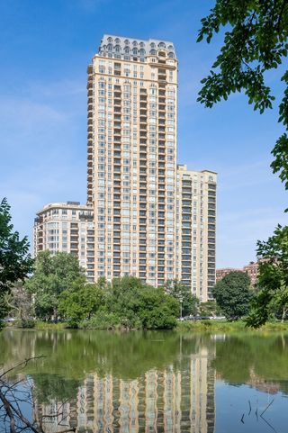 2550 N Lakeview Avenue Unit N906
