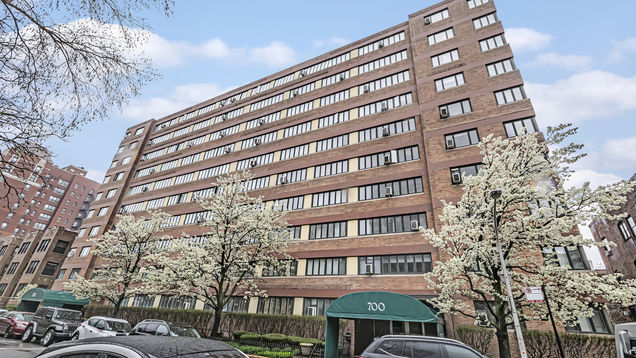 700 W Bittersweet Place Unit 709 Chicago, IL Condo Sold - Photo 1 of 21. Opens carousel modal