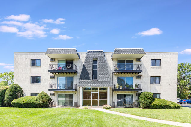 12809 Carriage Lane Unit 2 Crestwood, IL Condo Sold - Photo 1 of 13. Opens carousel modal