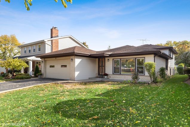815 S Dryden Place Arlington Heights, IL House Sold - Photo 1 of 19. Opens carousel modal