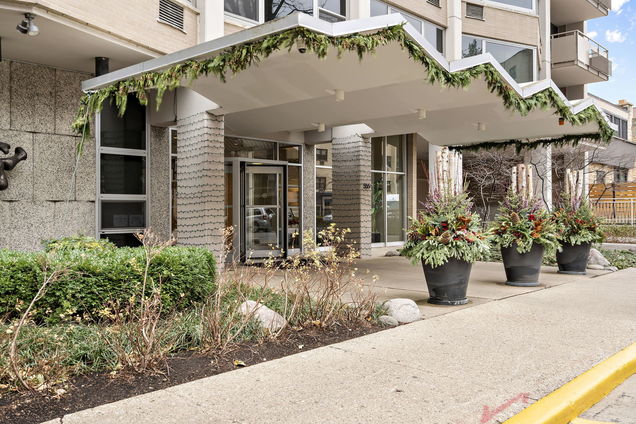 555 W Cornelia Avenue Unit 1112 Chicago, IL Condo Sold - Photo 1 of 22. Opens carousel modal