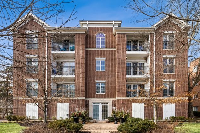 2536 Mcdaniel Avenue Unit 302 Evanston, IL Condo Sold - Photo 1 of 17. Opens carousel modal