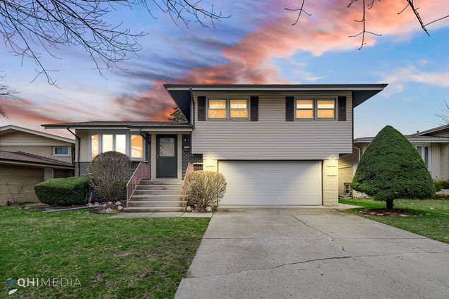 10337 Long Avenue Oak Lawn, IL House Sold - Photo 1 of 23. Opens carousel modal
