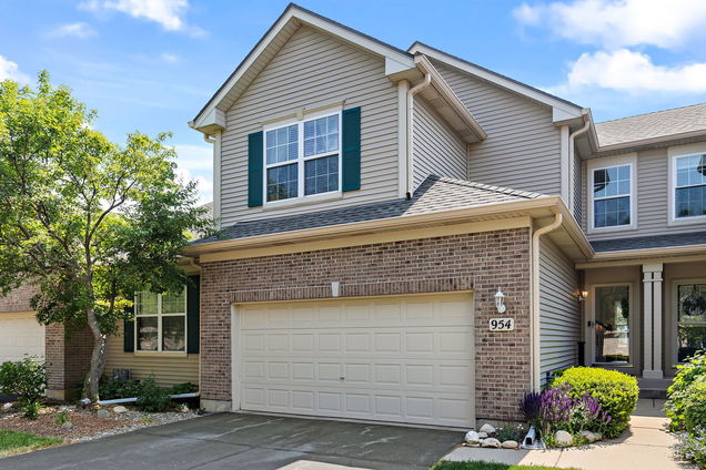 954 Oak Ridge Boulevard Elgin, IL Townhouse Sold - Photo 1 of 17. Opens carousel modal