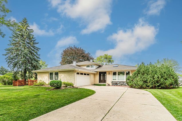 9s109 Cumnor Road Downers Grove, IL House Sold - Photo 1 of 36. Opens carousel modal
