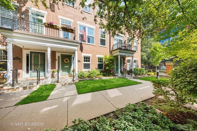 210 W Scott Street Unit B Chicago, IL Townhouse Sold - Photo 1 of 21. Opens carousel modal