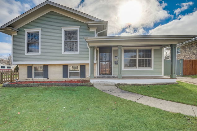 1673 E Algonquin Road Des Plaines, IL House Sold - Photo 1 of 36. Opens carousel modal