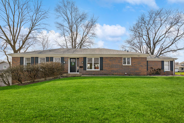 1017 Crane Boulevard Libertyville, IL House Contingent - Photo 1 of 29. Opens carousel modal