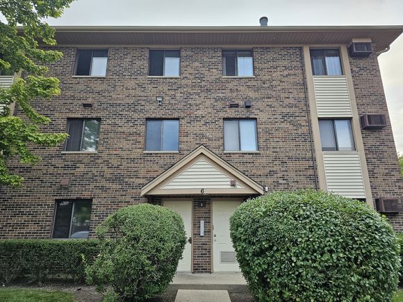 6 Parkside Court Unit 2 Vernon Hills, IL Condo Sold - Photo 1 of 23. Opens carousel modal